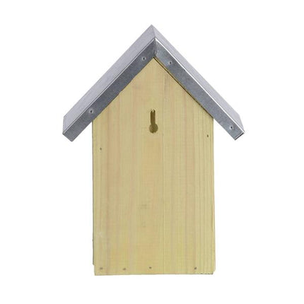 Houten lieveheersbeestkastje van 23 cm hoog met kleine openingen, ideaal als schuilplaats voor lieveheersbeestjes en natuurlijke bladluisbestrijding.