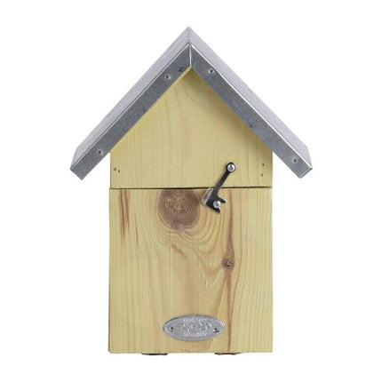 Houten lieveheersbeestkastje van 23 cm hoog met kleine openingen, ideaal als schuilplaats voor lieveheersbeestjes en natuurlijke bladluisbestrijding.